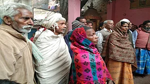 राजधानी की मजदूर बस्तियों में बुनियादी जरूरतों का भयंकर अभाव, रोजी-रोटी तक पर संकट से आक्रोश