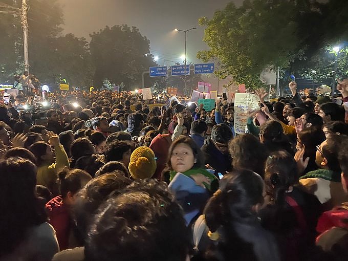 जामिया के बाद अलीगढ़ में लाठीचार्ज, दिल्ली पुलिस HQ पर प्रदर्शन, विपक्ष ने केंद्र को जिम्मेदार ठहराया