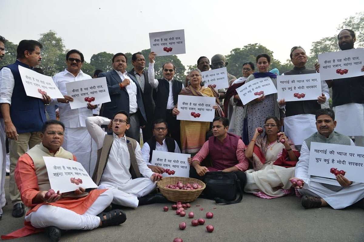 ‘यह प्याज हमें किस मोड़ पे ले आया, दिल करे हाय, कोई तो बताए क्या होगा...’