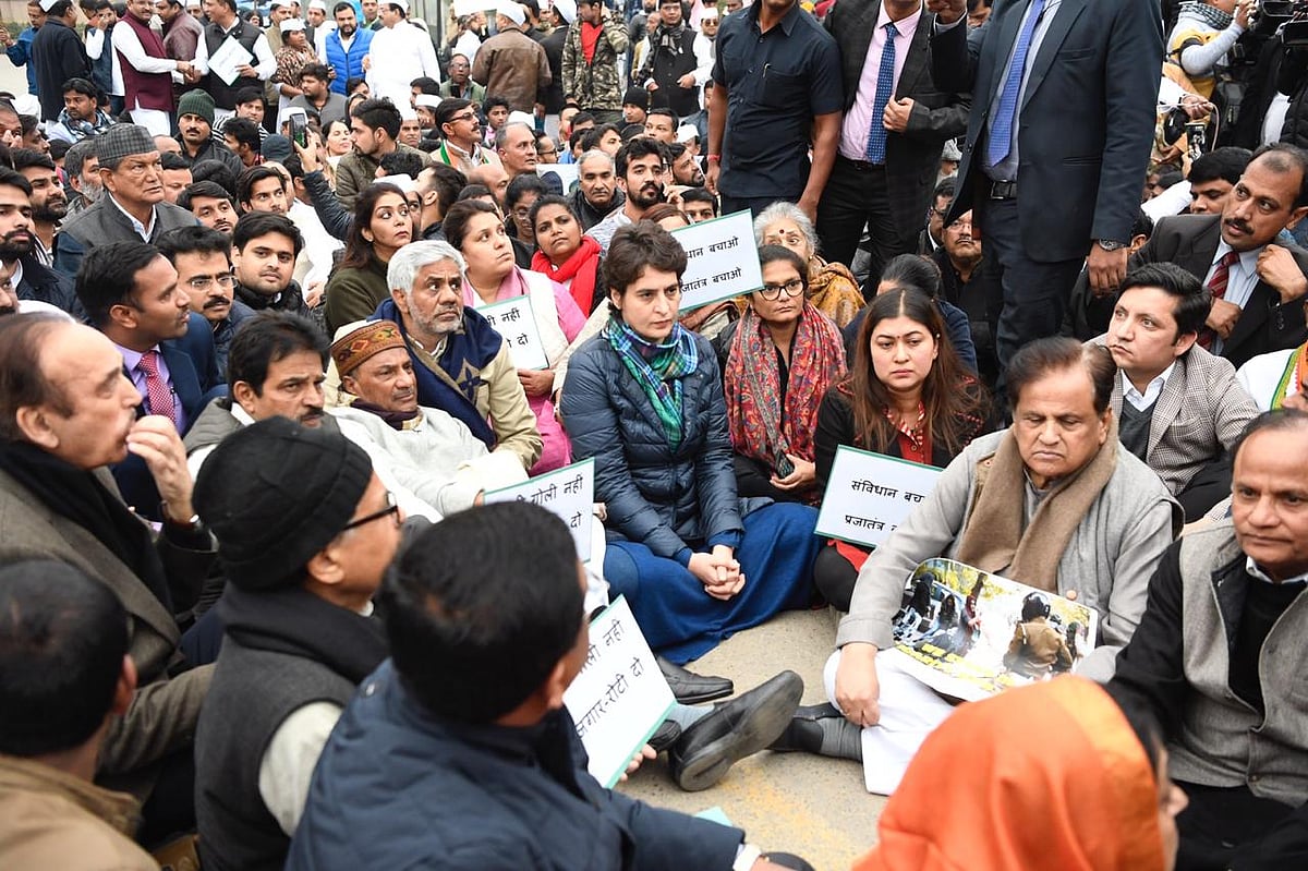 छात्रों पर बर्बरता के खिलाफ प्रियंका गांधी का धरना, इंडिया गेट से बोलीं- ये देश की आत्मा पर हमला