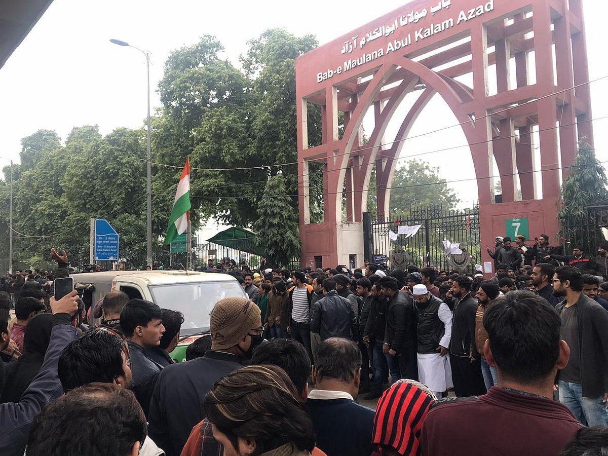 जामिया-AMU में पुलिस की बर्बरता पर कल सुनवाई करेगा सुप्रीम कोर्ट, धरने पर फिर बैठे छात्र, जानें अब तक का अपडेट