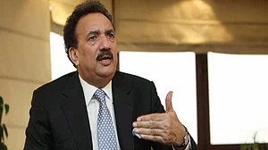 पाकिस्तान के पूर्व गृहमंत्री ने शेयर की पॉर्नस्टार की तस्वीर, हो गए ट्रोल