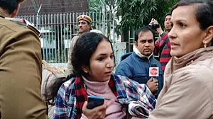 CAA: दिल्ली में यूपी भवन के बाहर प्रदर्शन कर रही छात्राएं हिरासत में ली गईं, पुलिस पर बर्बरता का आरोप