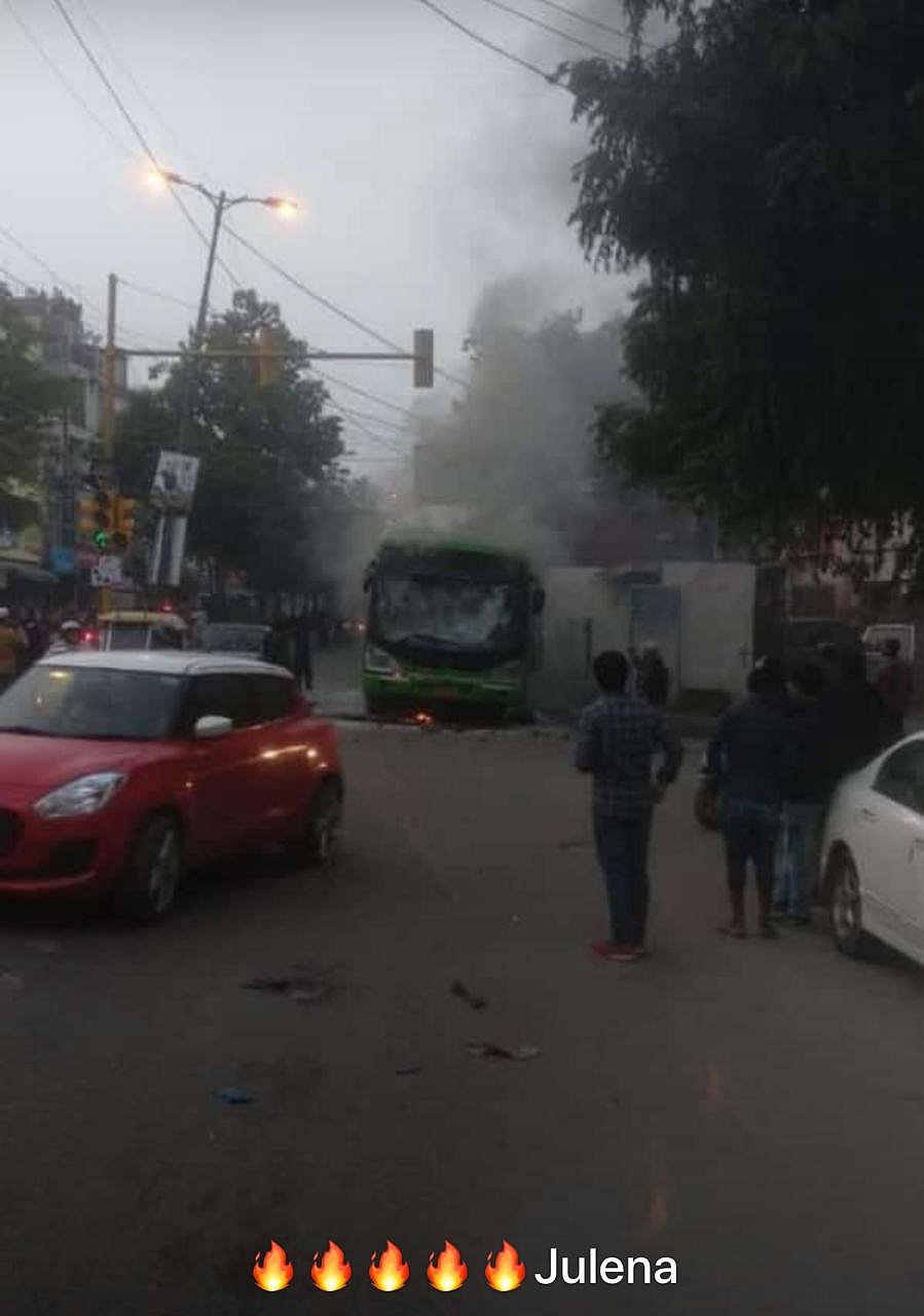 बड़ी खबर LIVE: जामिया और अलीगढ़ के बाद पटना में भी CAA का विरोध, कई गाड़ियां फूंकी गई, पुलिस चौकी आग के हवाले