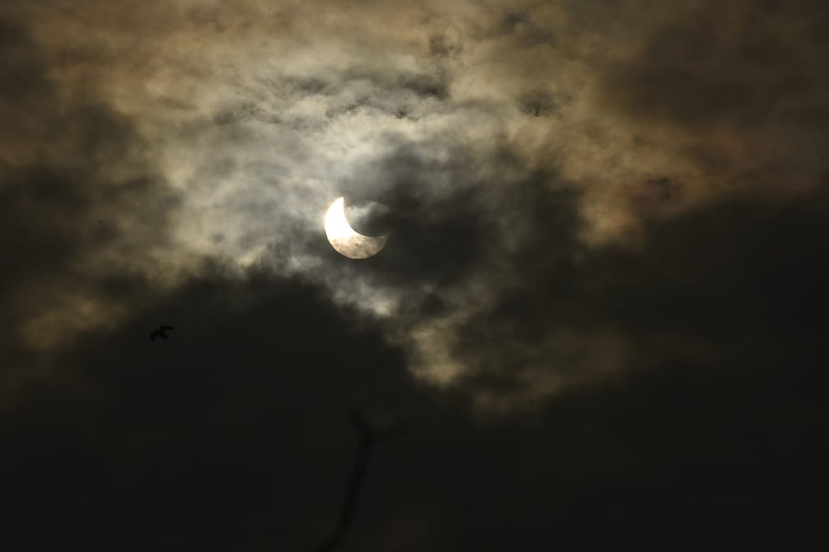 देश के अलग-अलग हिस्सों में दिखा साल के अंतिम सूर्यग्रहण का अद्भुत नज़ारा, देखें तस्वीरें