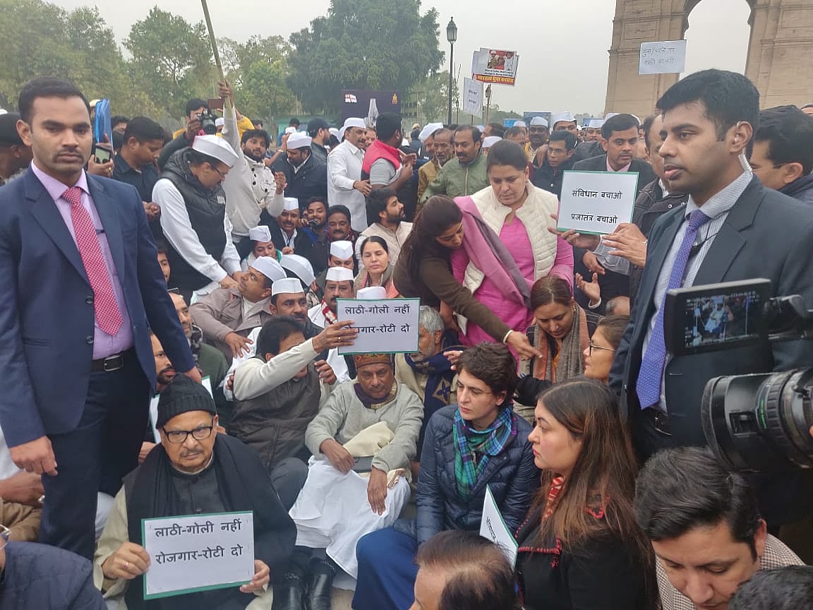 छात्रों पर बर्बरता के खिलाफ  प्रियंका गांधी का धरना, इंडिया गेट से बोलीं- ये देश की आत्मा पर हमला