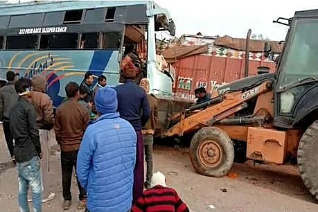 मध्य प्रदेश: रीवा में ट्रक और बस की भीषण टक्कर में 15 लोगों की मौत, कई घायल