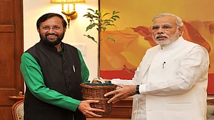 प्रदूषण पर मोदी सरकार की गंभीरता पर सवाल, अपने ही पीएम को पर्यावरण मंत्री के झुठलाने से भ्रम