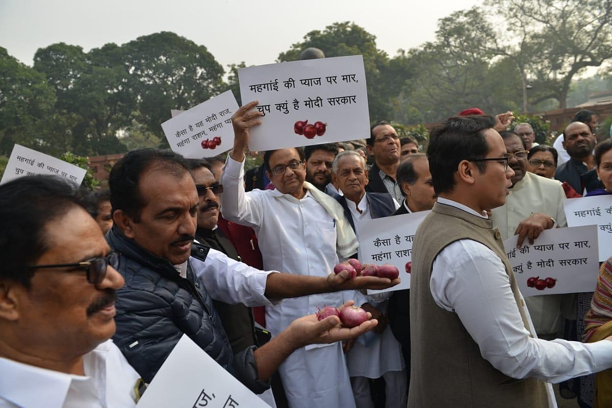 ‘यह प्याज हमें किस मोड़ पे ले आया, दिल करे हाय, कोई तो बताए क्या होगा...’