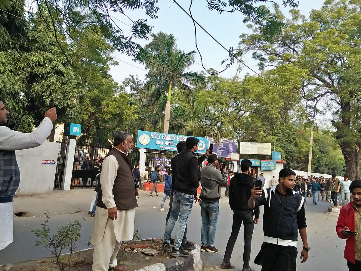 बड़ी खबर LIVE: जामिया और अलीगढ़ के बाद पटना में भी CAA का विरोध, कई गाड़ियां फूंकी गई, पुलिस चौकी आग के हवाले