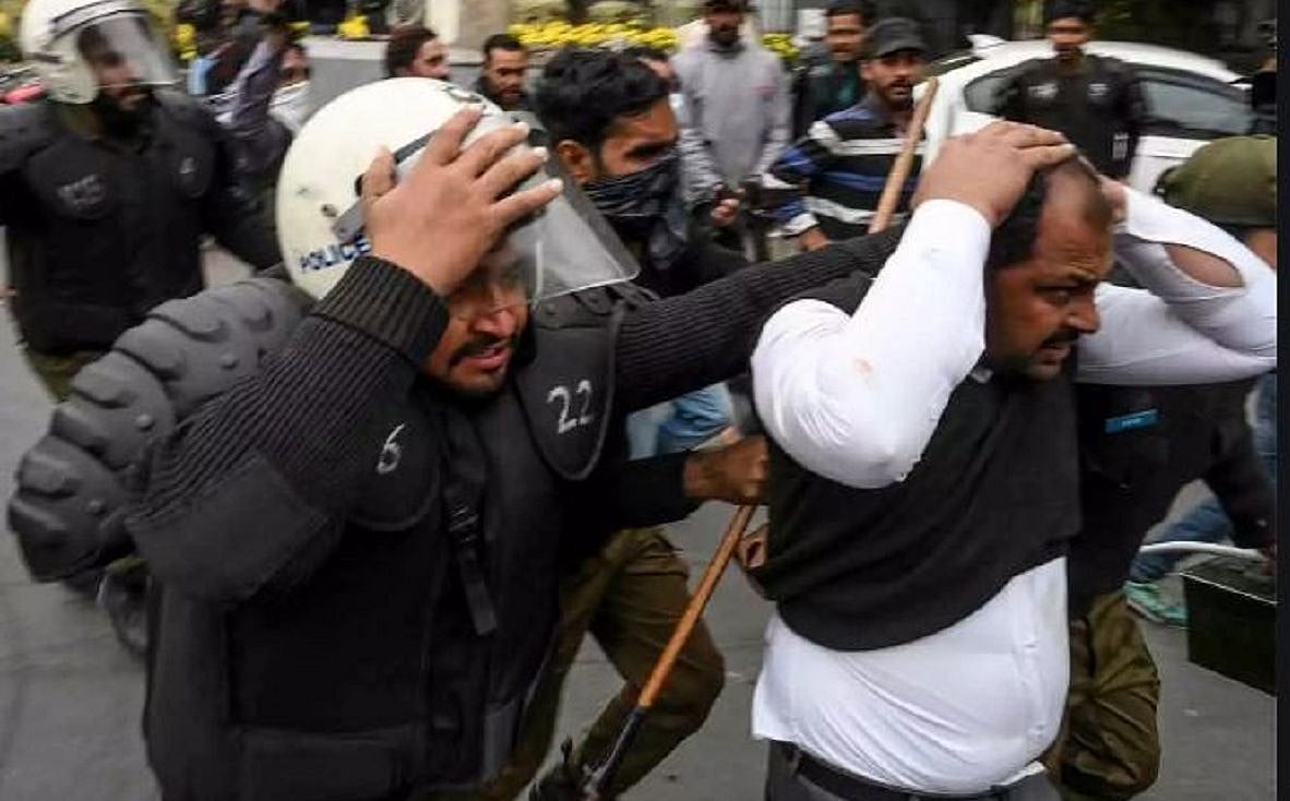 पाकिस्तानः लाहौर के अस्पताल पर वकीलों का हमला, हिंसक प्रदर्शन में अब तक 5 की मौत, 250 वकीलों पर केस दर्ज