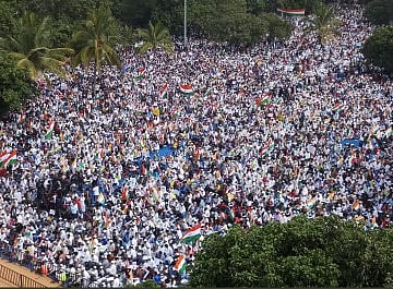 CAA-NRC के खिलाफ बेंगलुरु-चेन्नई में प्रदर्शन, हजारों की तादाद में सड़क पर उतरे लोग, देखें तस्वीरें और वीडियो