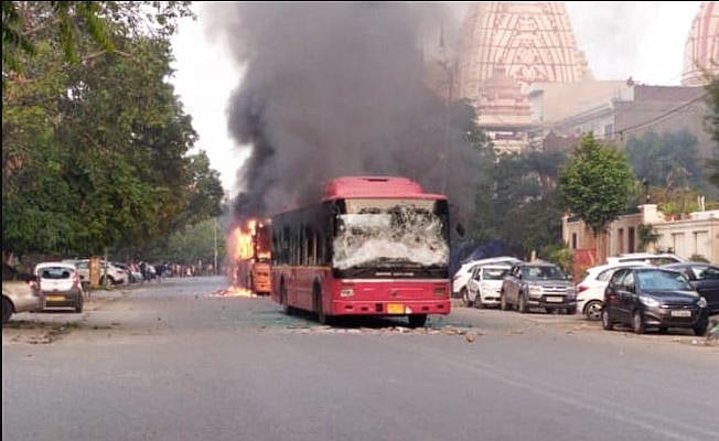 बड़ी खबर LIVE: जामिया और अलीगढ़ के बाद पटना में भी CAA का विरोध, कई गाड़ियां फूंकी गई, पुलिस चौकी आग के हवाले