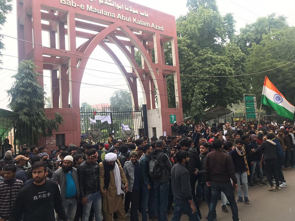 जामिया-AMU में पुलिस की बर्बरता पर कल सुनवाई करेगा सुप्रीम कोर्ट, धरने पर फिर बैठे छात्र, जानें अब तक का अपडेट