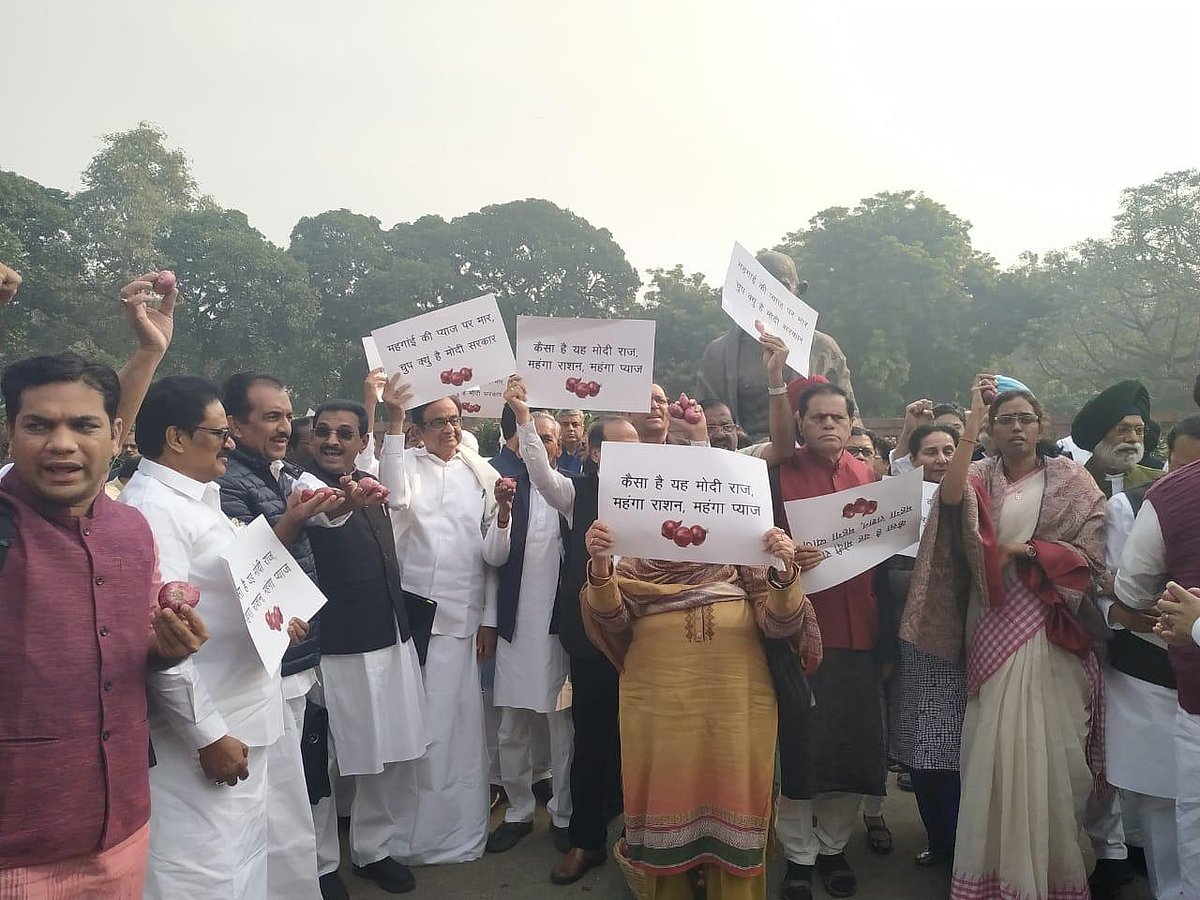 ‘यह प्याज हमें किस मोड़ पे ले आया, दिल करे हाय, कोई तो बताए क्या होगा...’