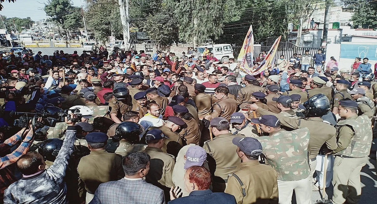 कांग्रेस समेत पंडे-पुजारियों के भारी विरोध के बीच उत्तराखंड में चारधाम बिल पास,  कई हिंदू मठ-मंदिर भी खिलाफ