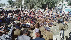 कांग्रेस समेत पंडे-पुजारियों के भारी विरोध के बीच उत्तराखंड में चारधाम बिल पास, कई हिंदू मठ-मंदिर भी खिलाफ