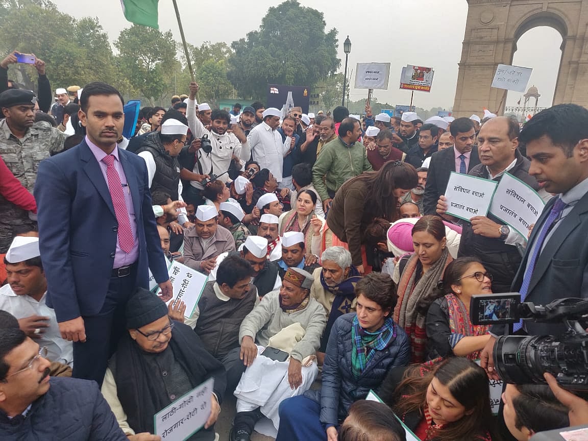 छात्रों पर बर्बरता के खिलाफ प्रियंका गांधी का धरना, इंडिया गेट से बोलीं- ये देश की आत्मा पर हमला