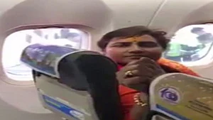 Video: फ्लाइट में BJP सांसद प्रज्ञा ठाकुर की मनमानी पर भड़के यात्री, कहा- शर्म करो