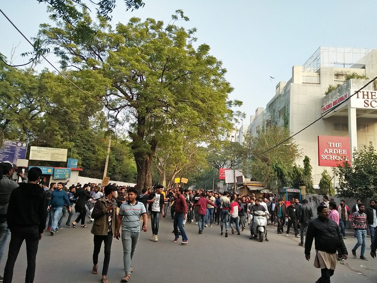 बड़ी खबर LIVE: जामिया और अलीगढ़ के बाद पटना में भी CAA का विरोध, कई गाड़ियां फूंकी गई, पुलिस चौकी आग के हवाले