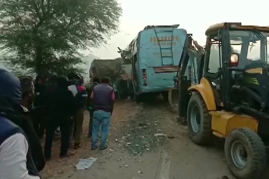 मध्य प्रदेश: रीवा में ट्रक और बस की भीषण टक्कर में 15 लोगों की मौत, कई घायल