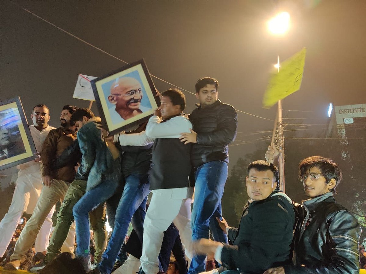 जामिया के बाद अलीगढ़ में लाठीचार्ज, दिल्ली पुलिस HQ पर प्रदर्शन, विपक्ष ने केंद्र को जिम्मेदार ठहराया