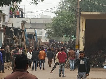 नागरिकता कानून के खिलाफ दिल्ली के सीलमपुर में हिंसक प्रदर्शन, बसों में तोड़फोड़, कई मेट्रो स्टेशन बंद