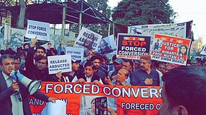 दुनिया की 5 बड़ी खबरें: पाकिस्तान में हिंदू युवती के धर्मांतरण के खिलाफ प्रदर्शन, पाक के मंत्री ने भारत को दी धमकी