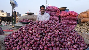 अर्थ जगत की 5 बड़ी खबरें: दिल्ली में फिर 150 रुपये किलो प्याज, निर्यातकों ने वित्तमंत्री से की मुलाकात