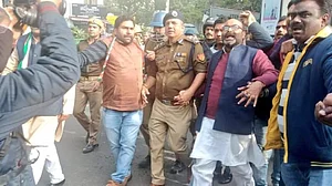 CAA Protest: उत्तर प्रदेश में हिरासत में लिए गए 3000 लोग, समाजवादी पार्टी के सांसद समेत 7 नेताओं पर FIR