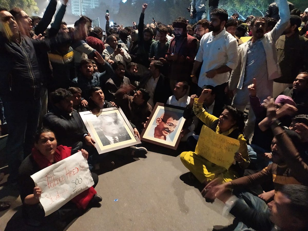 जामिया के बाद अलीगढ़ में लाठीचार्ज, दिल्ली पुलिस HQ पर प्रदर्शन, विपक्ष ने केंद्र को जिम्मेदार ठहराया