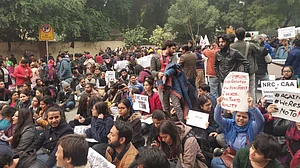 दिल्ली का जंतर-मंतर फिर बना असहमति की आवाज़ों का गवाह, छात्र-युवा शक्ति ने दिखाई अपनी ताकत