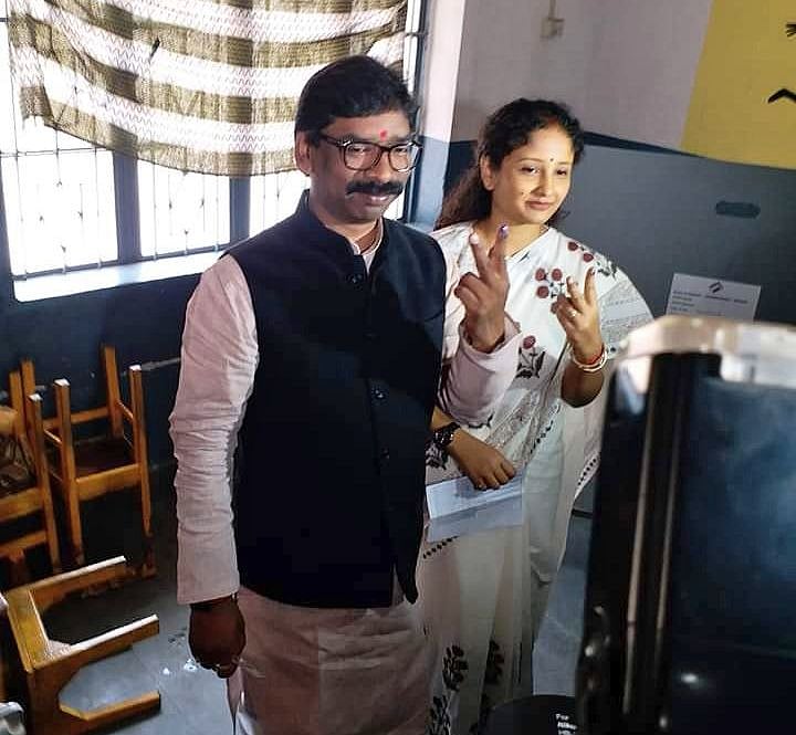 झारखंड विधानसभा चुनाव LIVE: सभी 17 सीटों पर मतदान खत्म, शाम 5 बजे तक 61.93% वोटिंग