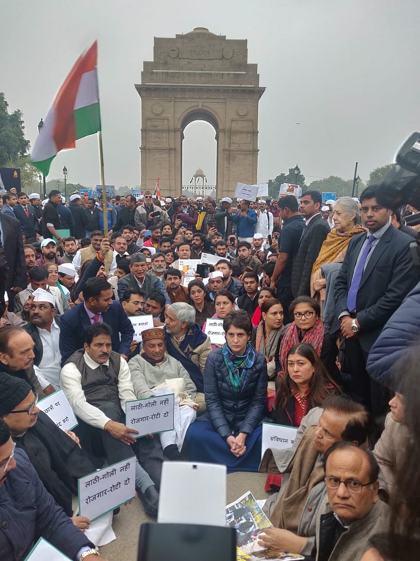 छात्रों पर बर्बरता के खिलाफ प्रियंका गांधी का धरना, इंडिया गेट से बोलीं- ये देश की आत्मा पर हमला