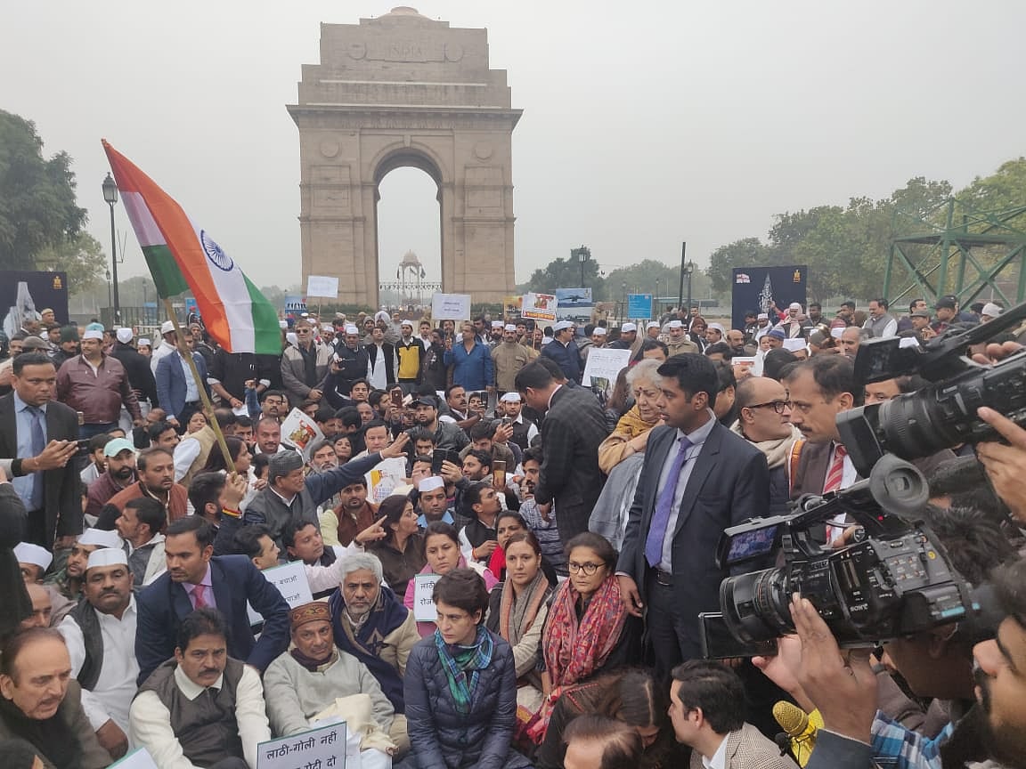 छात्रों पर बर्बरता के खिलाफ प्रियंका गांधी का धरना, इंडिया गेट से बोलीं- ये देश की आत्मा पर हमला