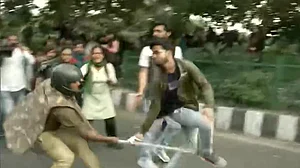 फीस बढ़ोतरी को लेकर राष्ट्रपति से मिलने जा रहे जेएनयू छात्रों पर लाठीचार्ज