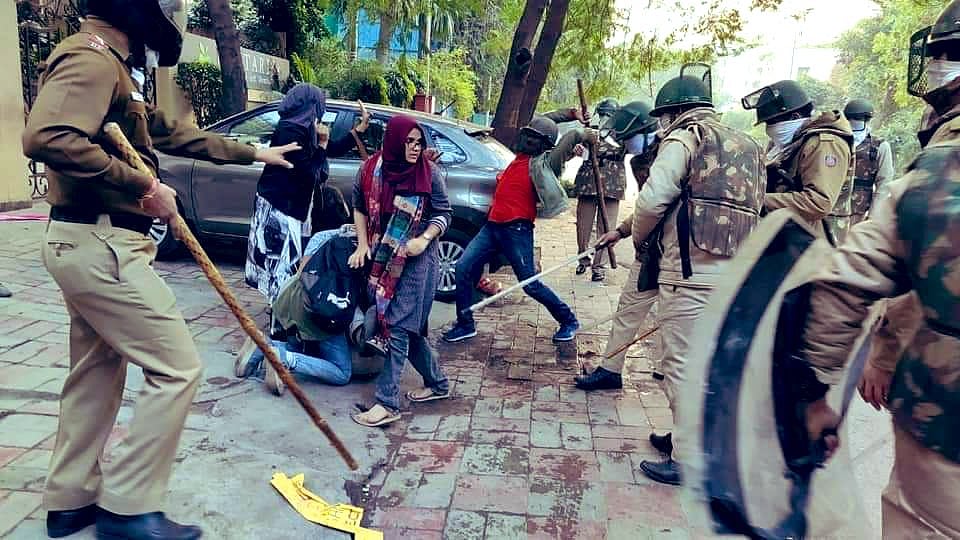 जामिया के बाद अलीगढ़ में लाठीचार्ज, दिल्ली पुलिस HQ पर प्रदर्शन, विपक्ष ने केंद्र को जिम्मेदार ठहराया