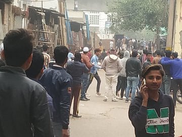 नागरिकता कानून के खिलाफ दिल्ली के सीलमपुर में हिंसक प्रदर्शन, बसों में तोड़फोड़, कई मेट्रो स्टेशन बंद