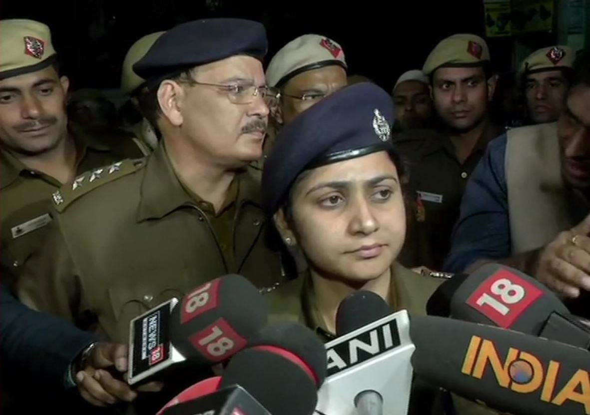 LIVE: दिल्ली अग्निकांड: बिल्डिंग के अन्दर और शव होने की सम्भावना नहीं: दिल्ली पुलिस