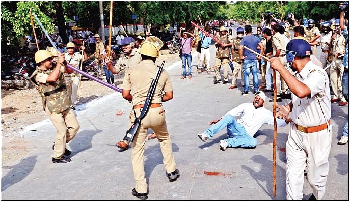 CAA Protest में हिंसा रोकने की कोशिश करने वालों तक को यूपी पुलिस ने जमकर धुना