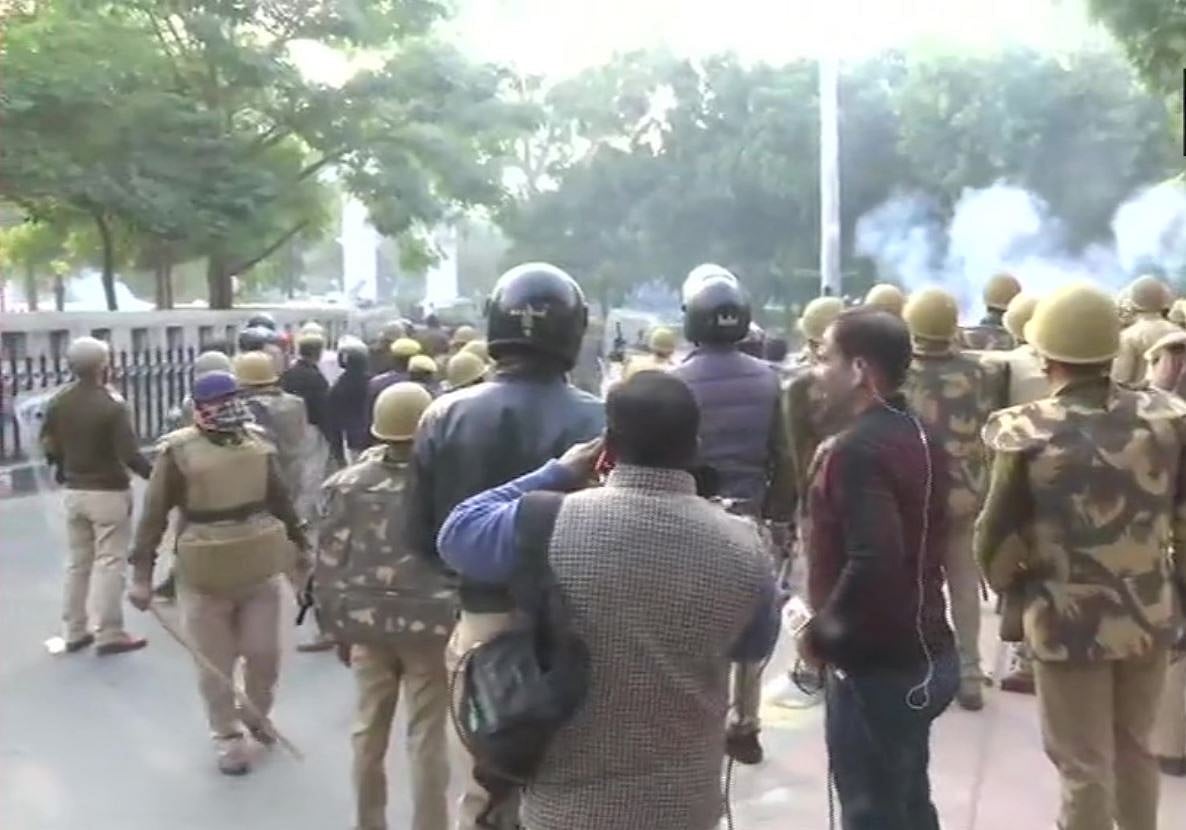 Video: लखनऊ में लोगों पर पुलिस ने बरसायईं लाठियां, CAA के खिलाफ कर रहे थे प्रदर्शन