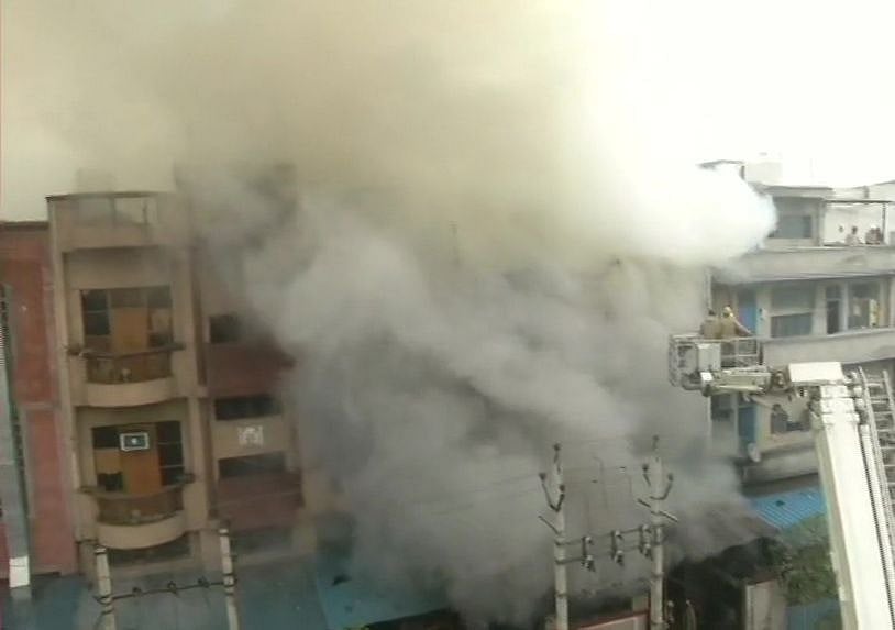 नवजीवन बुलेटिन: दिल्ली में जूता फैक्ट्री में आग, काबू पाने में लगी दमकल की 36 गाड़ियां, 4 बड़ी खबरें