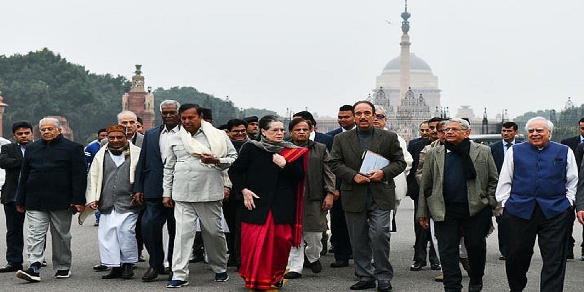 सोनिया गांधी के नेतृत्व में  राष्ट्रपति से मिले विपक्ष की अपील- सरकार से कहें वापस ले काला कानून