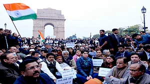 छात्रों पर बर्बरता के खिलाफ प्रियंका गांधी का धरना, इंडिया गेट से बोलीं- ये देश की आत्मा पर हमला