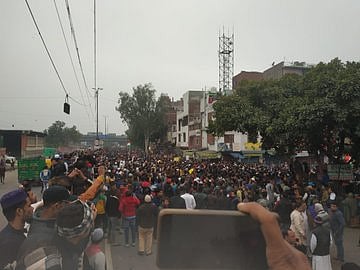 नागरिकता कानून के खिलाफ दिल्ली के सीलमपुर में हिंसक प्रदर्शन, बसों में तोड़फोड़, कई मेट्रो स्टेशन बंद