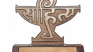 साहित्य अकादमी पुरस्कारों की घोषणा, शशि थरूर और नंदकिशोर आचार्य समेत इन्हें मिला ये सम्मान