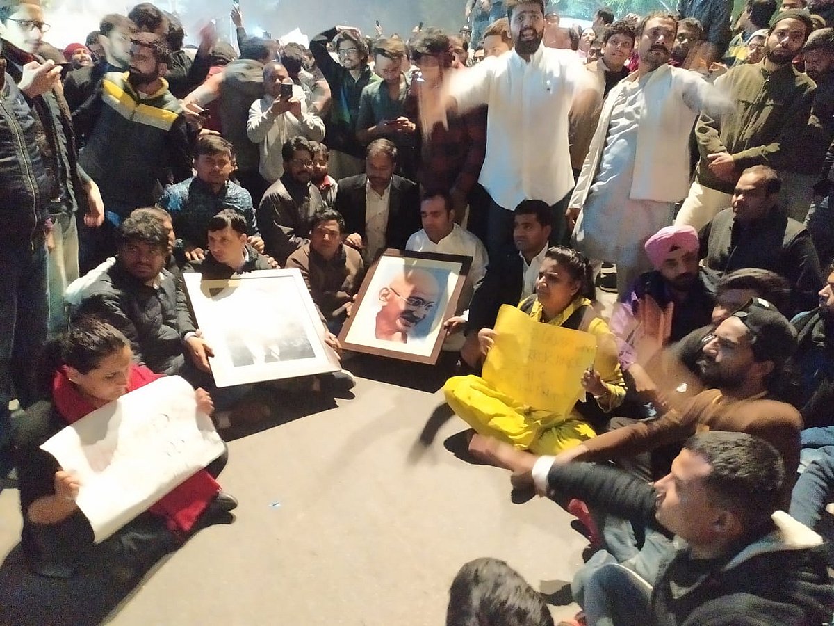 जामिया के बाद अलीगढ़ में लाठीचार्ज, दिल्ली पुलिस HQ पर प्रदर्शन, विपक्ष ने केंद्र को जिम्मेदार ठहराया