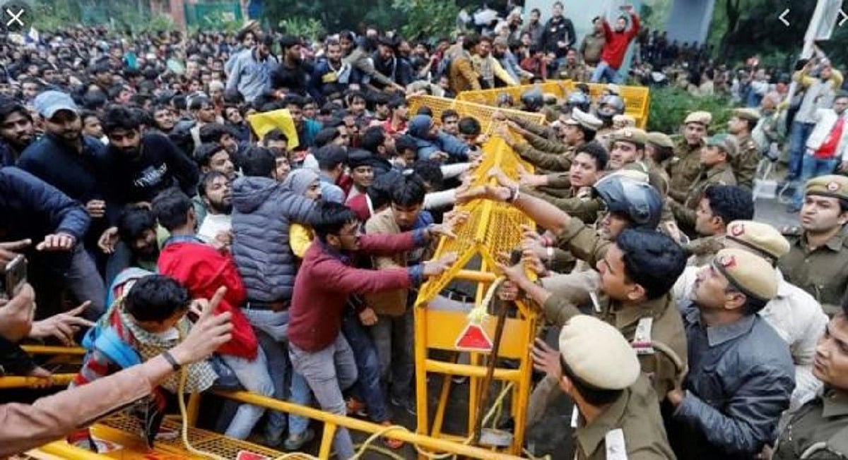 जामिया-AMU छात्रों पर पुलिस बर्बरता की दुनिया की 10 हजार हस्तियों ने की निंदा, कहा- ये संविधान के खिलाफ