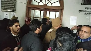 बिजनौर कांड: भरी कोर्ट में हत्या मामले में 18 पुलिसकर्मी सस्पेंड, मर्डर करने वाले ने कहा-मिल गया इंसाफ