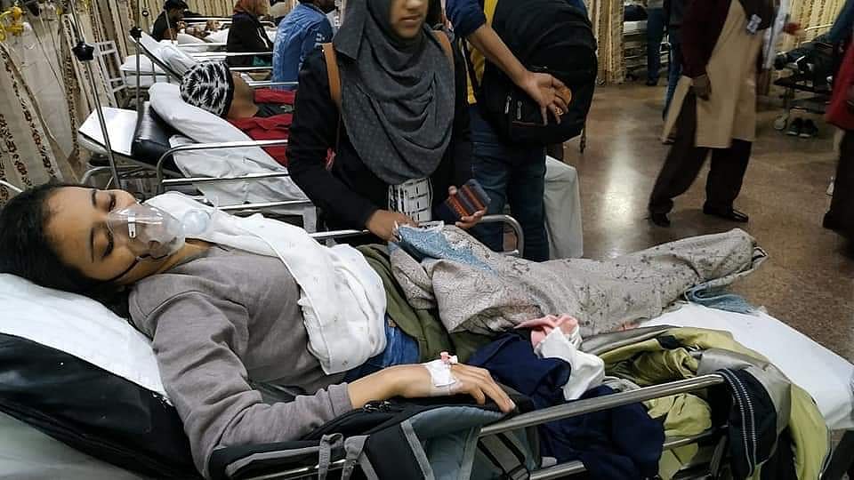 जामिया के बाद अलीगढ़ में लाठीचार्ज, दिल्ली पुलिस HQ पर प्रदर्शन, विपक्ष ने केंद्र को जिम्मेदार ठहराया